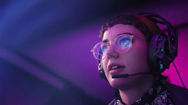 da-for-developers_girl-with-headphones